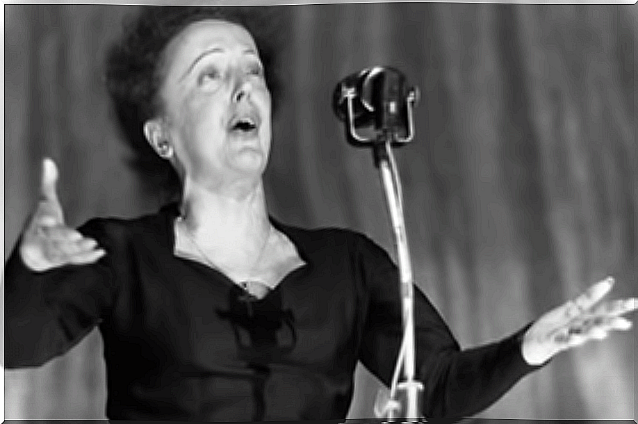 Édith Piaf singing