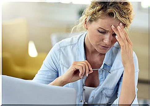 Stressed woman in front of computer