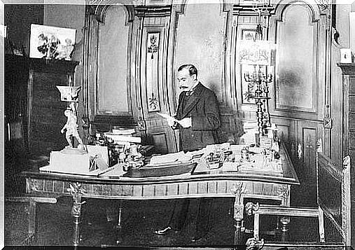 Torcuato Luca de Tena in his office